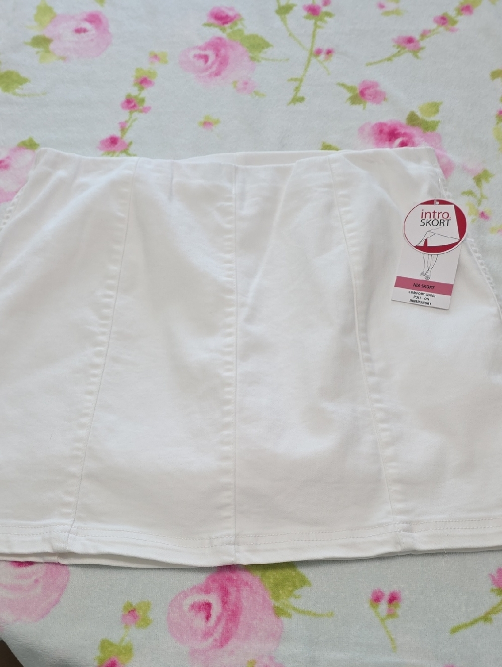 intro. NWT  White Athletic Skort with Panel Seams